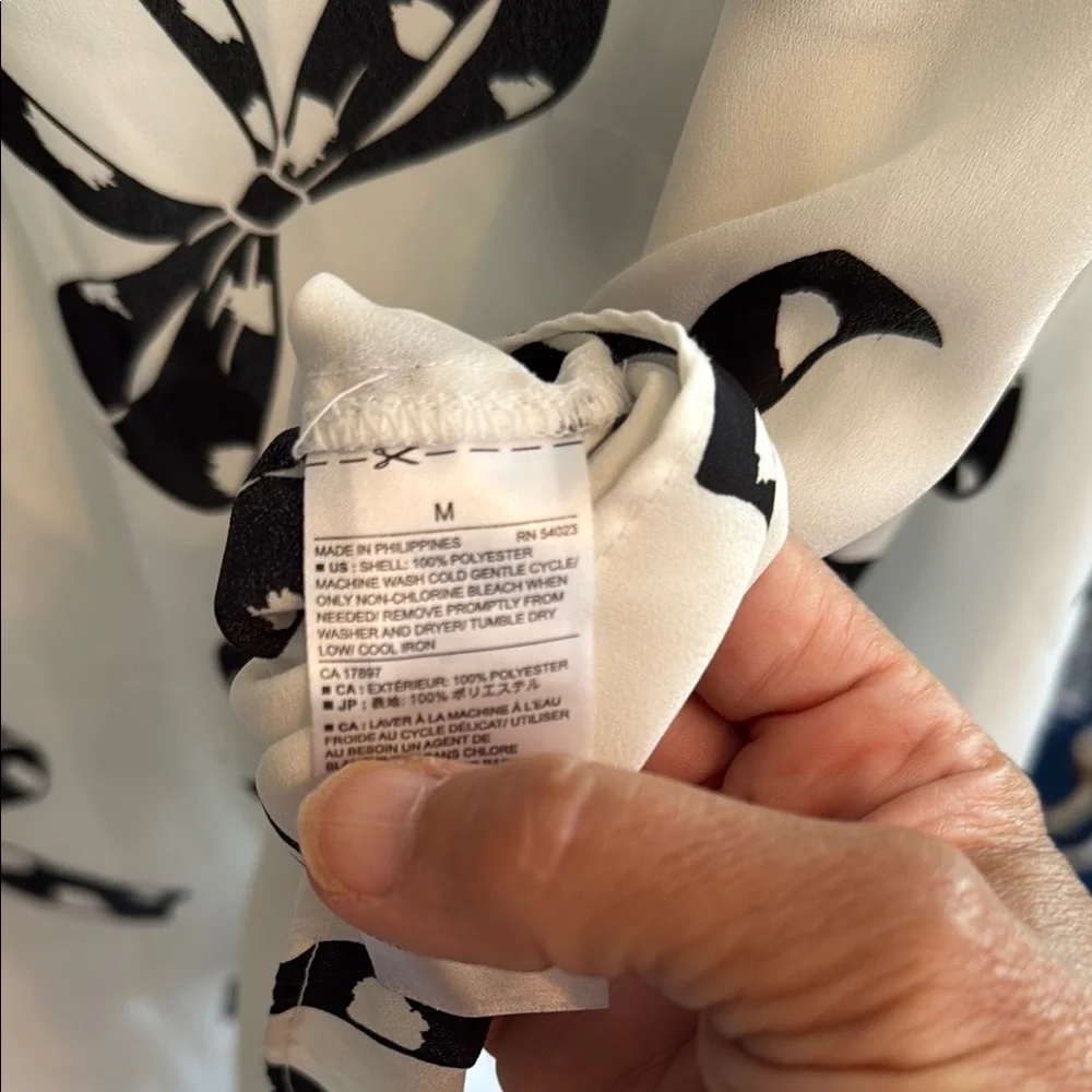 Banana Republic Elegant‎ Black and White Bow Print Blouse- worn about 5 times